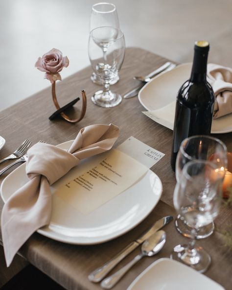 Knot Reference, Wedding Napkin Folding, Napkins Wedding Table, Affordable Wedding Flowers, Wedding Flower Ideas, Romantic Table, Wedding Place Settings, Classic Table, May Weddings