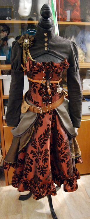 Nice outfit, I really like the brooch on the shoulder. Moda Steampunk, Mode Steampunk, Dark Circus, Punk Shirt, Style Steampunk, Steampunk Cosplay, Chique Outfits, Victorian Steampunk, Steampunk Costume