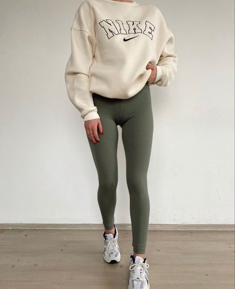 Leggings And Sweatshirt Outfit, Green Leggings Outfit, Volleyball Leggings, Khaki Leggings, Outfits Leggins, Leggings Outfit Casual, Gymwear Outfits, Look Legging, Late Bloomer