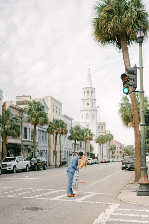 Charleston Elopement Ideas, Engagement Photos Southern, Southern Engagement Pictures, Beach Town Engagement Photos, Charleston Sc Photoshoot, Downtown Charleston Photoshoot, Charleston Photoshoot, Charleston Engagement Pictures, Charleston Photoshoot Couples