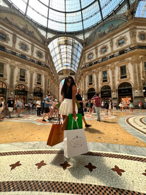 Shopping In Italy Aesthetic, Milan Italy Outfit Summer, Milan Italy Shopping, Milano Outfit Summer, Italy Shopping Luxury, Milan Photo Ideas Summer, Milan Italy Photo Ideas, Milan Shopping Aesthetic, Milan Outfits Summer