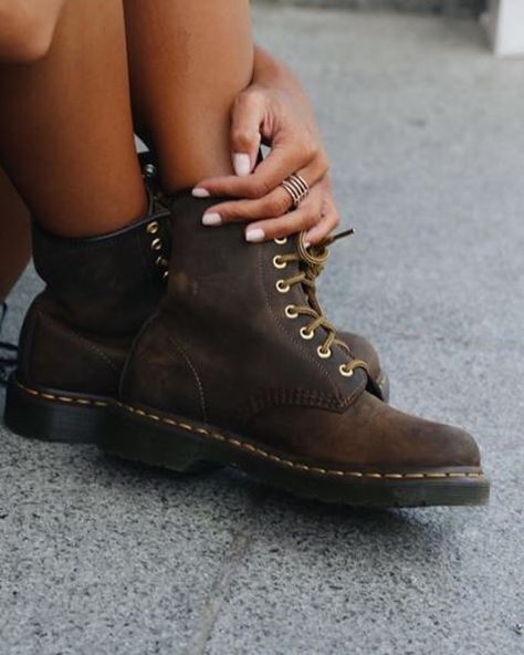 The 1460 Crazy Horse boot. Click the link in our bio to shop now. Photo by @paulaarguelles93. #drmartenstyle Brown Doc Martens Outfit, 1460 Crazy Horse, Brown Doc Martens, Brown Dr Martens, Dr Martens Outfit, Doc Martens Outfit, October Fashion, Horse Boots, Brown Outfit