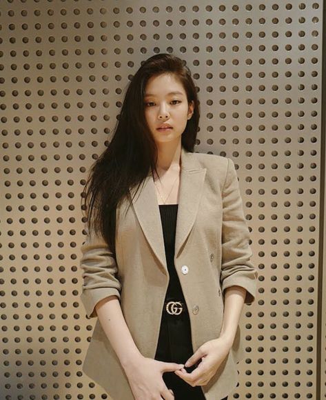 19 Times BLACKPINK's Jennie Radiated CEO Energy - Koreaboo Jennie Fashion, Jennie Kim Blackpink, Jennie Lisa, Jennie Kim, Blackpink Photos, Black Pink Kpop, Blackpink Fashion, Airport Style, Kpop Outfits