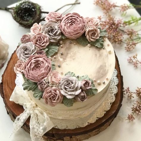 Flower buttercream cake Flowers On Side Of Cake, Rose Buttercream Cake, Vintage Buttercream Cake, Floral Cake Birthday, Buttercream Rose Cake, Rose Buttercream, Flower Buttercream, Cookies Art, Buttercream Cake Designs