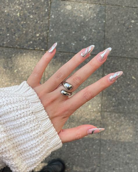 Silver nails chrome liquid tribal Liquid Chrome Nails, Silver Nails Chrome, Chrome Liquid, Nails Chrome, Liquid Nails, Silver Nails, Get Nails, Chrome Nails, Nails Inspo