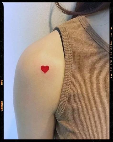 Red Heart tattoo Inspiration Red Heart Tattoo, 40 Tattoo, Heart Tat, Red Heart Tattoos, Small Heart Tattoos, Butterfly Photo, Bouquet Photo, Bff Tattoos, Heart Photo