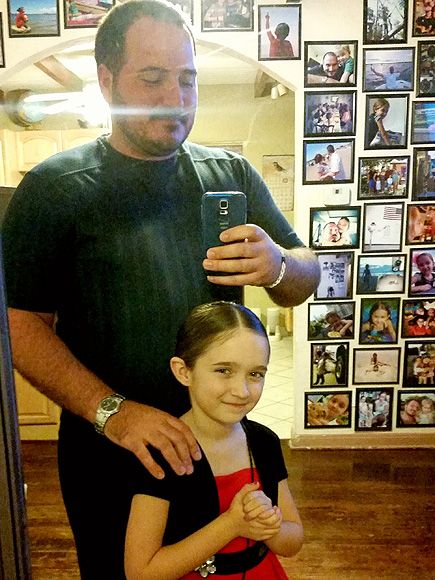 Single Dad Teaches Himself to Do His Daughter's Hair – Then Starts a Class to Help Other Fathers Dad Pictures, Music Corner, Heartwarming Pictures, Single Father, Single Dad, Child Support, Everyday Heroes, Single Dads, Us States