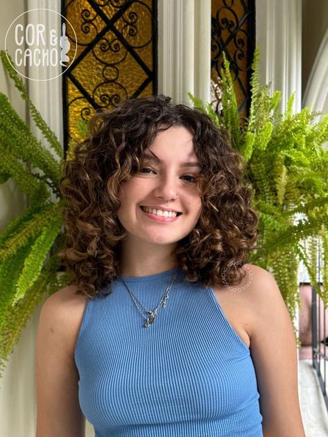 Short Curly Hair With Curtain Bangs And Layers, Curtain Bangs On Short Curly Hair, Short Curly Butterfly Haircut, Short Curly Haircuts Middle Part, Short Curly Hair Bangs Round Face, Curly Short Hair With Layers, Layers Curly Hair Short, Curly Bob No Bangs, Short Hair Curtain Bangs Curly