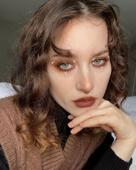 Hot Chocolate Makeup Look, Brown Lipstick Looks, Dreamy Makeup, Chocolate Makeup, Witchy Makeup, Witchy Outfits, Boho Makeup, Funky Makeup, Monochrome Makeup