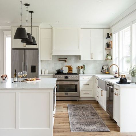 White has always been a dependable, go-to colour for kitchen cabinets. However, many homeowners shy away from white cabinets without truly considering the merits of this very versatile colour. Consider these pros and cons of a white kitchen cabinet design. Traditional Kitchen Renovation, Cabinet Remodel, Contemporary Kitchen Design, Renovation Design, Kitchen Cabinet Colors, Kitchen Wallpaper, White Kitchen Cabinets, Diy Interior, Kitchen Cabinet Design