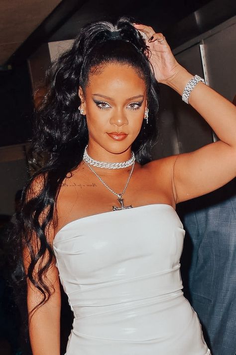 Rihanna 90s Aesthetic, Rhianna Core Aesthetics, Rhianna Aesthetic Wallpaper, Rihanna Aesthetic Vintage, Rihanna Aesthetic Icon, Rihanna Baddie Aesthetic, Riri Outfits, Rhianna Aesthetic, Rihanna Red Dress