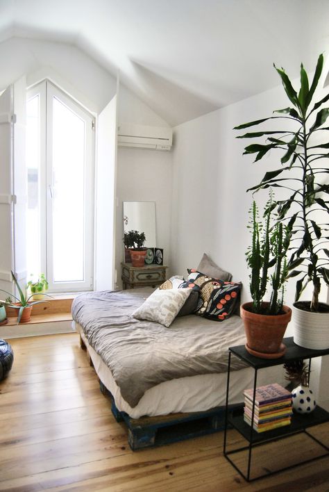 A Small Lisbon Apartment’s Style Is Scandinavian Simplicity | Apartment Therapy Ikea Sheets, Tiny Guest Room, Lisbon Apartment, Plant Room, Ikea Living Room, Scandinavian Apartment, Ikea Bookshelves, Shipping Pallets, Rental Apartment