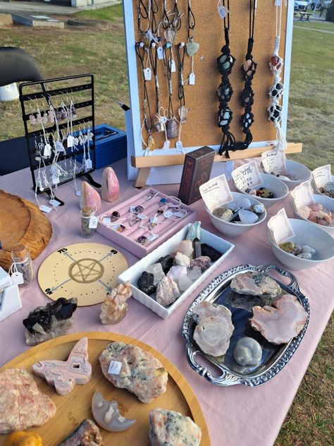 Crystal and jewellery display on a pink table. Local market stall outdoors. Crystal Displays Ideas, Jewelry Market Set Up, Crystal Market Stall, Jewellery Stall Display Ideas, Crystal Business Ideas, Market Stall Display Ideas Jewelry, Crystal Wishlist, Jewellery Stall, Market Stall Display Ideas