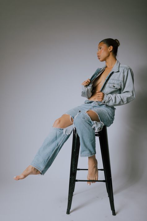 DENIM PHOTOSHOOT IDEAS Denim On Denim Outfit Photoshoot, Blue Jean Photo Shoot, Jean Jacket Photoshoot Ideas, Denim Jacket Photoshoot Ideas, White And Denim Outfits Photoshoot, Photoshoot Clothing Ideas, Denim Outfit Photoshoot, Casual Photoshoot Outfits, Denim On Denim Outfit Black Women