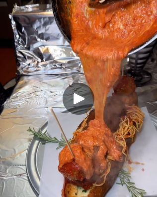 1.1M views · 6.4K reactions | Cheesy spaghetti sandwich 🍝 | Who needs Venice when you can have this gondola! 🤤🍝 | By LADbible AustraliaFacebook Spaghetti Sandwich, Cheesy Spaghetti, Venice, Sandwiches, Spaghetti, Canning