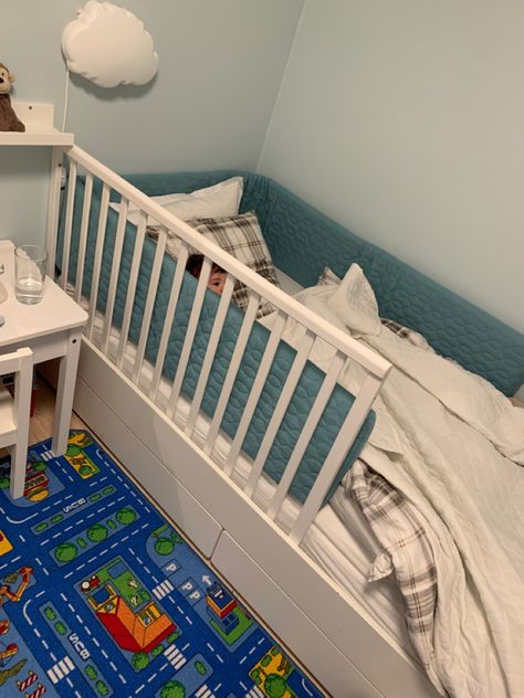 Savnet en babyvennlig seng for samsoving/amming så skrudde sammen IKEA sniglar + med IKEA Släkt og satt på sengekant fra Sebra Ikea Hermes Bed Hack, Ikea Släkt Bed Ideas, Släkt Bed Ikea Hack, Släkt Bed Ikea, Ikea Couch, Babies Room, Ikea Bed, Ikea Hacks