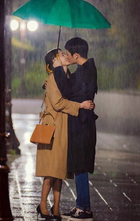 Kdrama Rain Scene, Something In The Rain Wallpaper, Something In The Rain Kdrama, Kiss Under The Rain, Something In The Rain, Tears Art, Rain Wallpapers, Couple Sketch, Kissing In The Rain