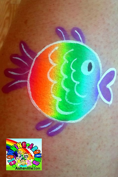 cheek art face painting Fish Face Paint, Art Face Painting, Easy Face Painting Designs, Cheek Art, Girl Face Painting, Arm Painting, Leg Painting, Fish Face, Rainbow Face