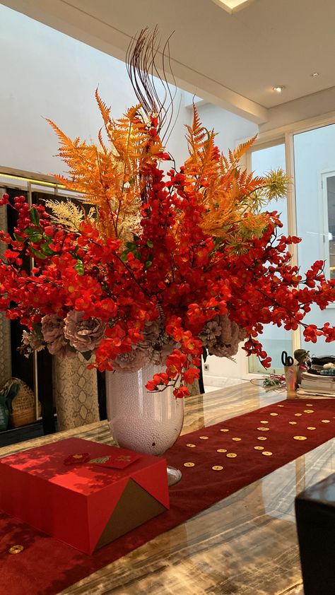 Fire Floral Arrangement, Autum Decorations, Hotel Flower Arrangements, Japan Decor, Hotel Flowers, Tropical Flower Arrangements, Fall Flower Arrangements, Ikebana Flower Arrangement, Church Flower Arrangements