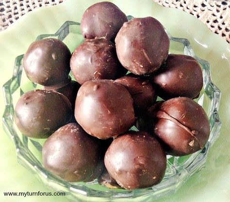 Homemade Chocolate Covered Cherries Cordial Cherries, Chocolate Covered Cherries Recipe, Chocolate Dipped Cherries, Cherry Recipe, Chocolate Covered Cherry, Cordial Recipe, Homemade Dark Chocolate, Chocolate Dipped Fruit, Chocolate Covered Cherries