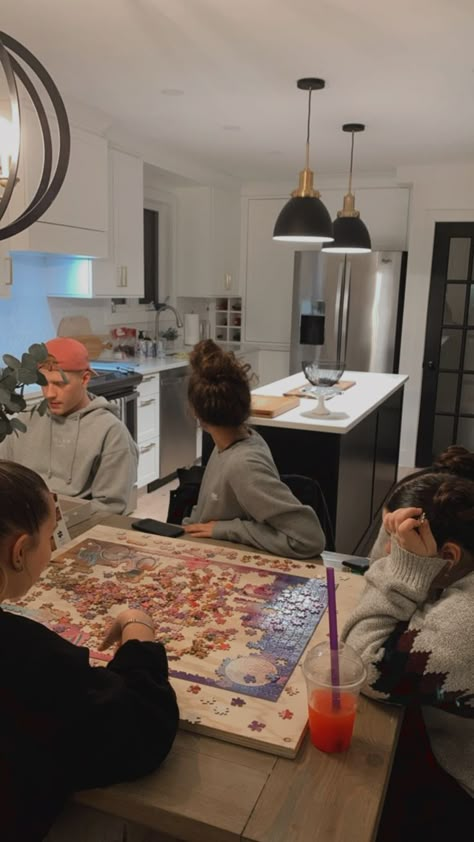 Friend House Aesthetic, Puzzle Date Night Aesthetic, Doing A Puzzle Aesthetic, House With Friends Aesthetic, Night Games Aesthetic, Fun Activities To Do With Friends Aesthetic, Loving Friends Aesthetic, Doing Puzzles Aesthetic, Summer Friends Activities