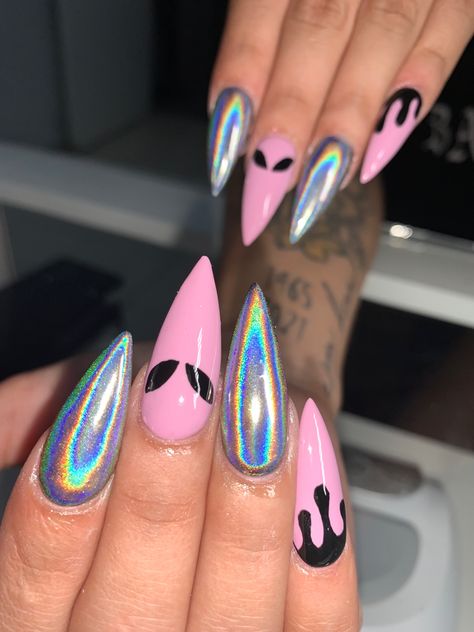 Alien Gel Nails, Rave Nails Designs Simple, Halloween Alien Nails, Pink Alien Nails, Alien Nail Ideas, Alien Superstar Nails, Goth Vacation Nails, Pink Rave Nails, Halloween Pastel Nails