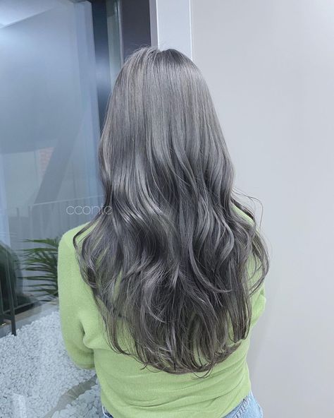 2018 Outfits, Silver White Hair, Hair Salons, Hair Color And Cut, Silver Surfer, Hair Dye Colors, Grey Hair, Japanese Women, White Hair