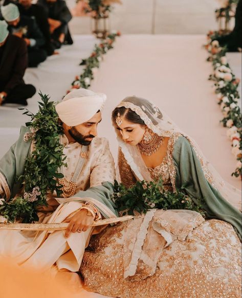 Punjabi Wedding Inspiration, Sikh Groom, Sikh Wedding Dress, Gurudwara Wedding, Brown Stuff, Sikh Wedding Photography, Indian Things, Punjabi Wedding Couple, Anand Karaj