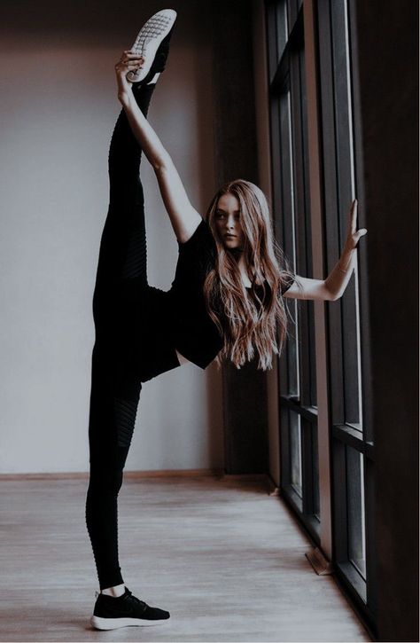 Split Aesthetic, Dancer Lifestyle, Mom Pictures, Dancing Aesthetic, Dance Photos, Karate Kid, Women Photography Poses, Taekwondo, Dance Moms