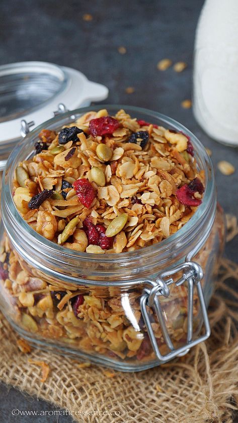 Vegan Granola Recipe, Make Granola, How To Make Granola, Easy Homemade Granola, Vegan Granola, Yogurt And Granola, Granola Recipe, Granola Recipes, Homemade Granola