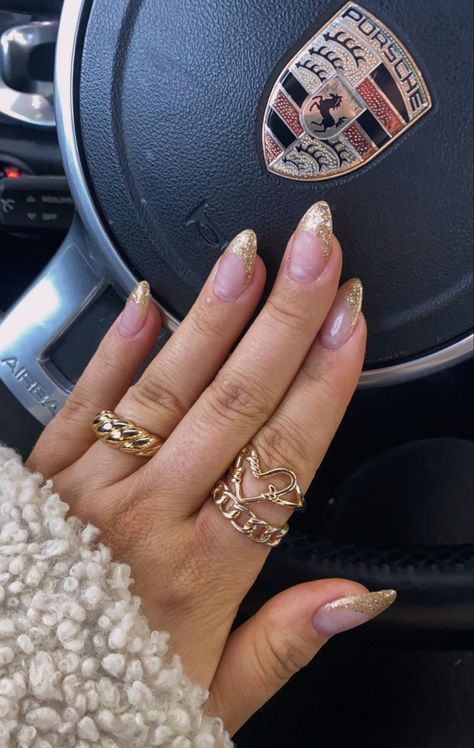 Sparkly Gold Tip Nails, Brown Gold French Tip Nails, French Gold Glitter Nails, Gold Prom Dress Nails, Sparkly Gold French Tip Nails, Gold Glitter French Tip Nails Square, Gold Accent Nails Acrylic, Golden French Tip Nails, Chrimbo Nails