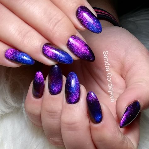 Blue and purple cat eye gellack nails Red Blue And Purple Nails, Blue Purple Cat Eye Nails, Magenta And Blue Nails, Ombre Nails Purple And Blue, Purple And Navy Nails, Navy And Purple Nails, Dark Purple And Blue Nails, Purple Blue Ombre Nails, Blue Purple Nails Ideas