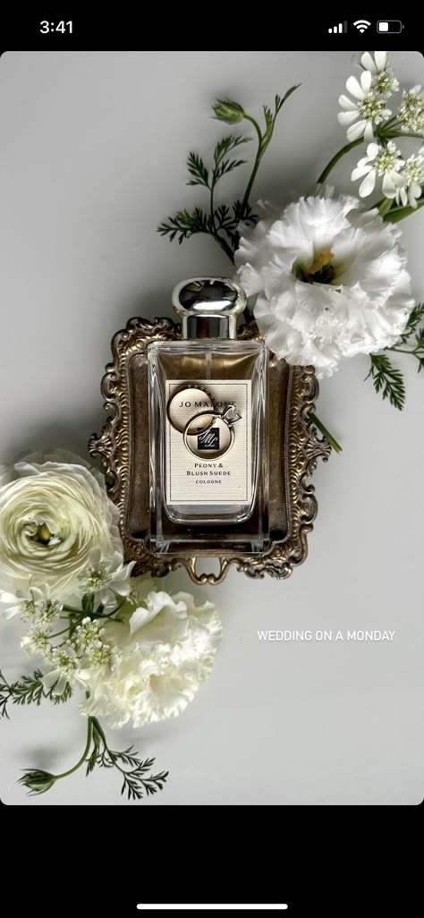 Perfume Wedding Picture, Detail Box Wedding, Vintage Wedding Details, Wedding Day Detail Shots, Bride Detail Shots, Wedding Details Photos, Perfume Flatlay, Wedding Photography Detail Shots, Wedding Perfume