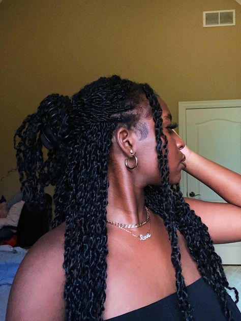 Claw Clip Hairstyles Passion Twist, Claw Clip Passion Twist, Passion Twists Claw Clip, Clip Hairstyles, Twist Braid Hairstyles, Loc Styles, Twist Braids, Claw Clip, Twist Hairstyles