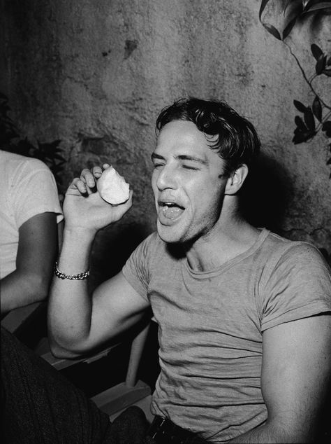 Marlon Brando having fun with an apple. | 21 Awesome Vintage Photos Of Celebrities Eating Xavier Samuel, Don Vito Corleone, Funny Vintage Photos, Don Corleone, Vintage Photo Prints, A Streetcar Named Desire, Rick James, Harry Belafonte, David Lee Roth