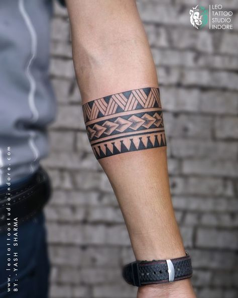 An armband is a band of fabric that you wear around your upper arm in order to show that you have an official position or belong to a particular group. Some people wear a black armband as a symbol of mourning or protest. Armbands are the same as water wings at Leo tattoo studio Indore. Hand Band Tattoo, Leo Tattoo, African Tattoo, Band Tattoos, Hand Band, Pin Trest, Band Tattoo Designs, Bus Stand, Leo Tattoos