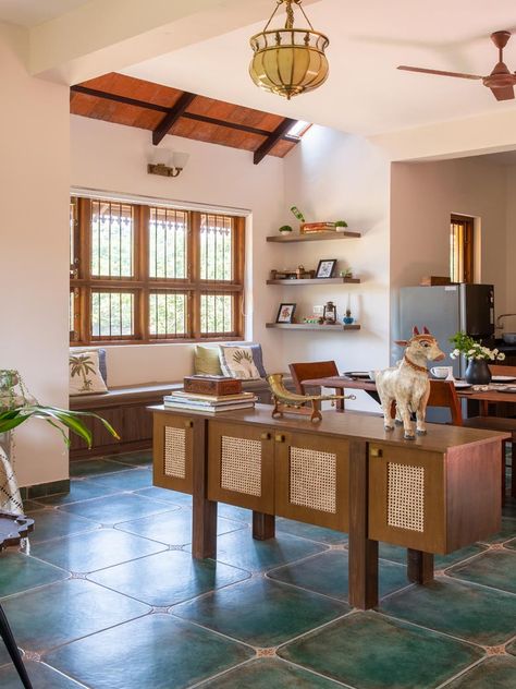 Get nostalgic with the traditional house design of this home in Tamil Nadu | Goodhomes.co.in Traditional South Indian Look, Traditional Indian Houses, Traditional House Interior, Traditional House Design, Bricks House, Chettinad House, Kerala Traditional House, Farm Homes, Interior Design Indian