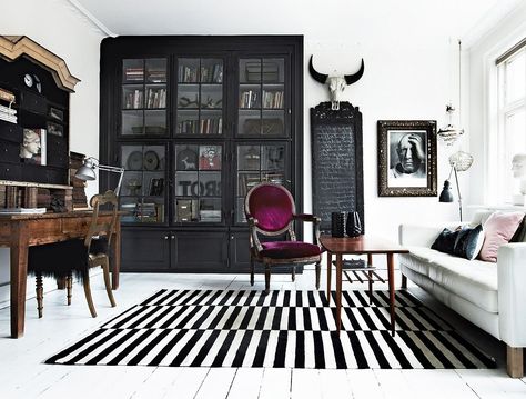 Room Ideas Men, Masculine Living Rooms, Desk In Living Room, City Apartment, Perfect Rug, Interior Design Inspiration, Trending Decor, Interior Inspiration, A Black