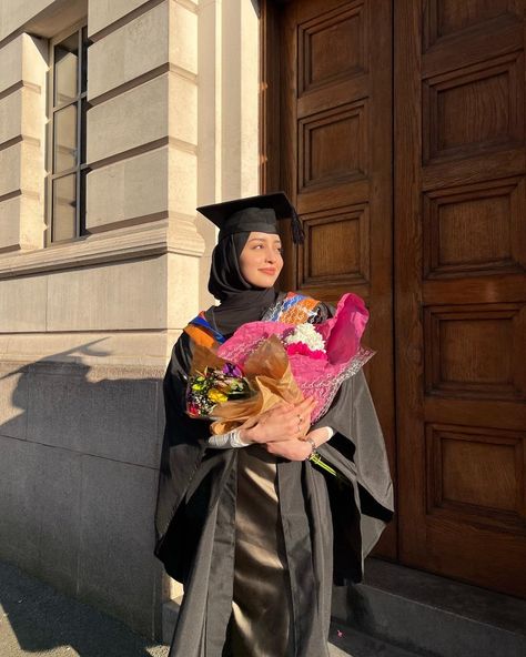 Graduation Pictures Hijab, Grad Picture Ideas, Graduation Pic Ideas, College Graduation Photoshoot, College Graduation Pictures Poses, Graduation Look, Grad Photography, Short Silver Hair, Graduation Photography Poses