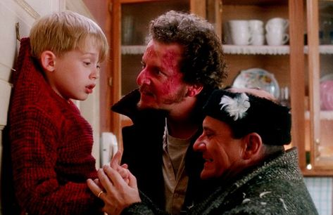 Iconic Christmas Movie Scenes, Marv Home Alone, Home Alone 1, Home Alone Movie, Play Quotes, Macaulay Culkin, Best Christmas Movies, Kawaii School Supplies, Home Alone