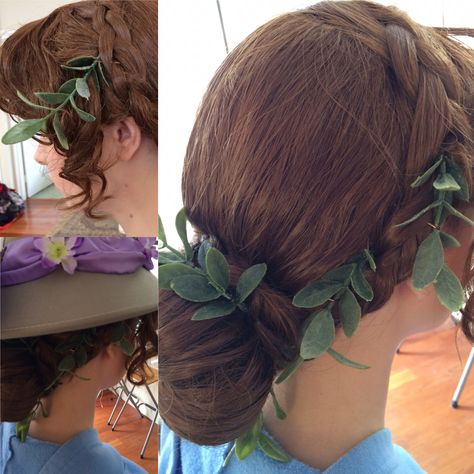 Jungle leaves in the hair Party Hairstyle, Jungle Leaves, Jungle Party, Tarzan, Halloween Ideas, Curly Hair Styles, Dreadlocks, Hair Accessories, Concert