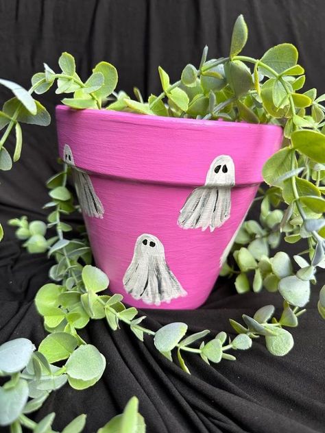 Shari Thornes Diy Halloween Planter Ideas, Halloween Painted Pots, Halloween Flower Pots, Paint Plant Pots, Halloween Pots, Diy Merch, Fall Flower Pots, Ghost Plant, Painted Pot