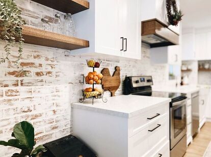 When planning our kitchen & dining room renovation, I knew that this "German Schmear" style brick had to be incorporated somehow! I love that it can fit any style, adds warmth and texture to the room, and of course- can be DIY'ed. Inspiration photo... isn't this kitchen's brick wall drool-worthy?! Supplies for this project: 4'x8' textured brick sheets from Home Depot (1/4" panels similar to plywood sheets- about 20 lbs. each) Drywall compound Plastic or rubber putty knife Const… German Schmear Brick, Kitchen Brick Wall, Kitchen Extras, Birch Kitchen, Kitchen Brick, Basement Closet, Faux Brick Backsplash, German Schmear, Old Farmhouse Kitchen