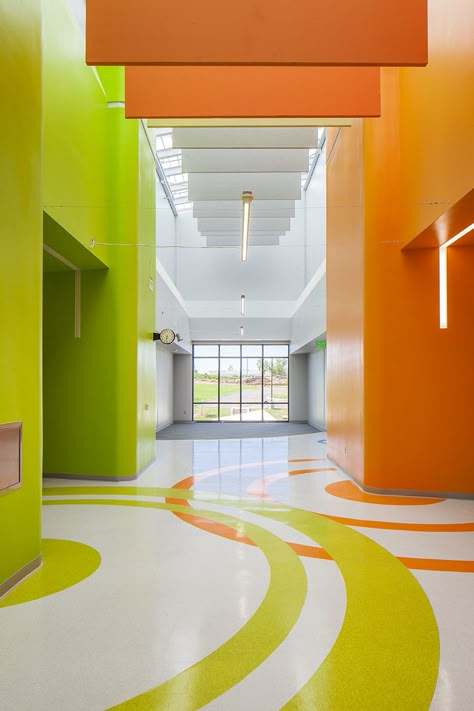 School Corridor Design Ideas, School Facade Design, Primary School Entrance Design, High School Corridor, University Corridor, School Building Plans, Elementary School Corridor Design, Gym Architecture, Elementary School Architecture