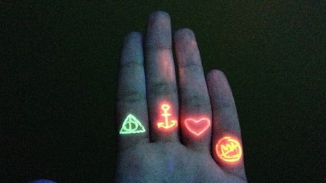 5 UV Black Light Tattoo Risks To Consider Before You Get That Cool New Ink Light Ink Tattoo, Uv Ink Tattoos, Invisible Tattoo, Light Tattoos, Uv Tattoos, Black Light Tattoo, Glow Tattoo, Tattoo Health, Uv Tattoo