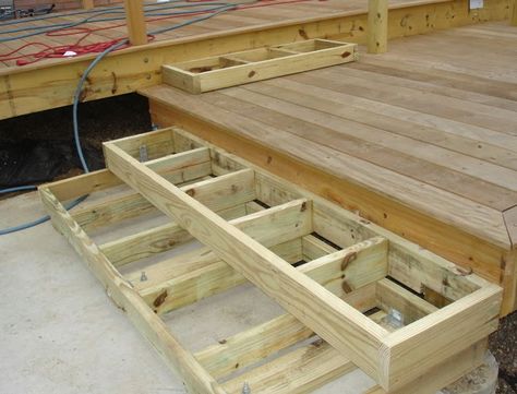 Deck Stairs Landing, Building Deck Steps, Wide Stairs, Stairs Landing, Terrasse Design, Patio Steps, Deck Steps, Deck Building, Wooden Deck