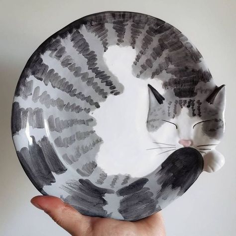 Cat Plate, Miniature Pottery, Metallic Glaze, Ancient Pottery, Ceramics Ideas Pottery, Local Art, Ceramic Studio, Cat Bowls, Pottery Making