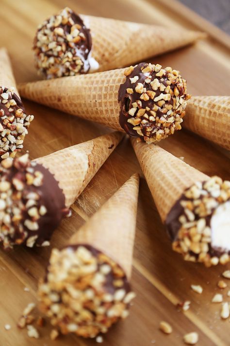 Homemade Ice Cream Cone, Dipped Ice Cream Cones, Drumstick Ice Cream, Waffle Cone Recipe, Chocolate Cone, Diy Ice Cream, Ice Cream Treats, Ice Cream Cones, Homemade Vanilla