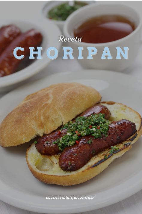 Imagen de un delicioso choripán argentino, con chorizo a la parrilla, pan crujiente y salsa chimichurri, servido en un plato blanco sobre un fondo de madera rústica. Chorizo Argentino, Interesting Food, Marbella, Delicious Food, Yummy Food, Birthday, Baguette