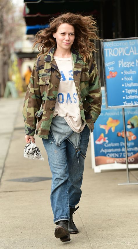 Army Camo Jacket Outfit, Camo Jacket Outfit, Army Camo Jacket, Vintage Camo Jacket, Joy Lenz, La Street Style, Motor Klasik, Bethany Joy Lenz, Army Look